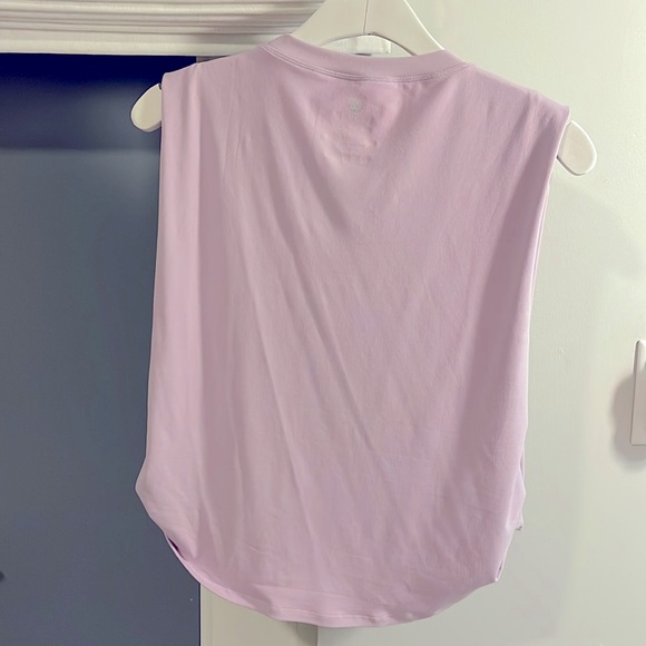 Great workout top sides are twisted for open air - Picture 3 of 4